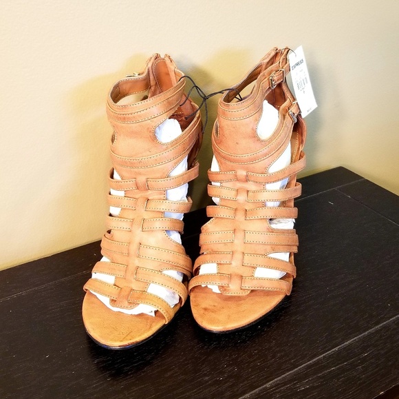 3/$30 NWT! Express Strap Sexy Zip Back Wedge Sandals Tan Camel Brown Size 9 - Picture 4 of 8